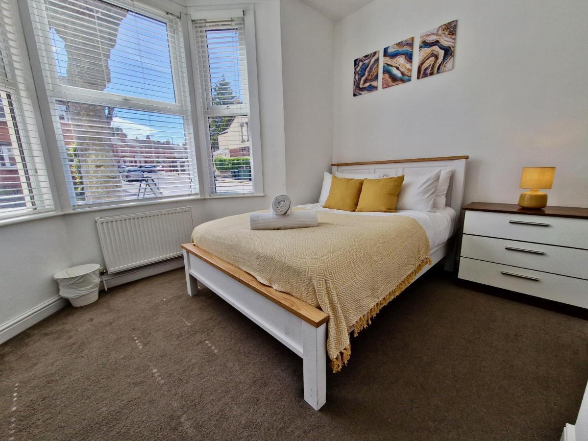 Incredible Private Rooms All With Private Bathrooms In A Fully Serviced House Next To City Centre With Free Parking Coventry Eksteriør billede