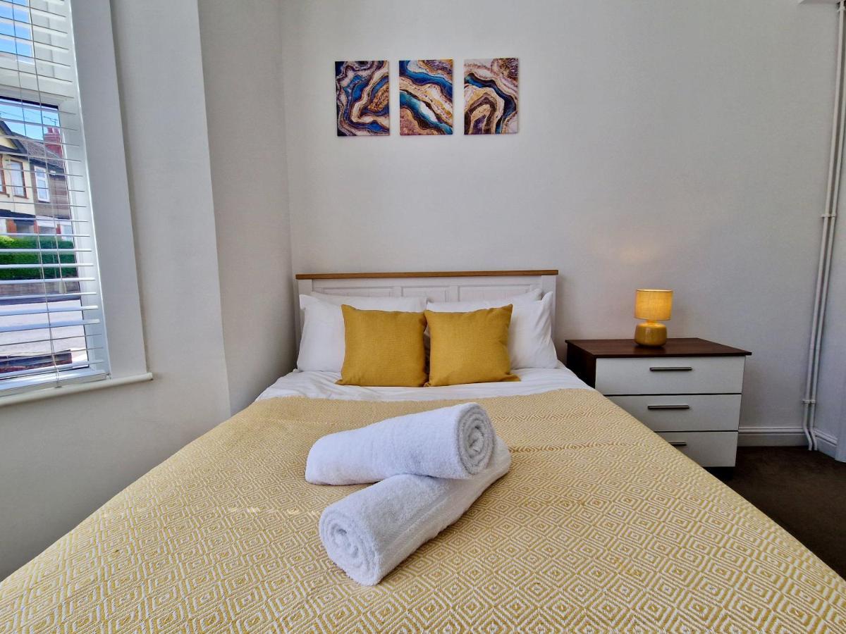 Incredible Private Rooms All With Private Bathrooms In A Fully Serviced House Next To City Centre With Free Parking Coventry Eksteriør billede