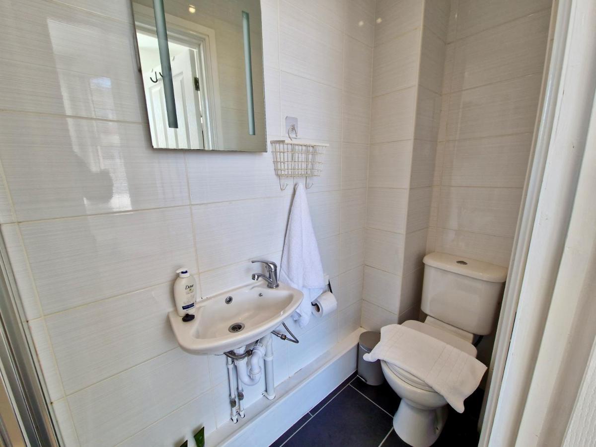 Incredible Private Rooms All With Private Bathrooms In A Fully Serviced House Next To City Centre With Free Parking Coventry Eksteriør billede