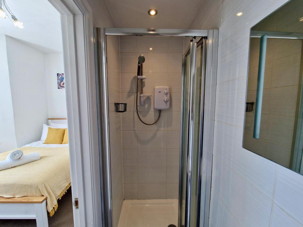 Incredible Private Rooms All With Private Bathrooms In A Fully Serviced House Next To City Centre With Free Parking Coventry Eksteriør billede