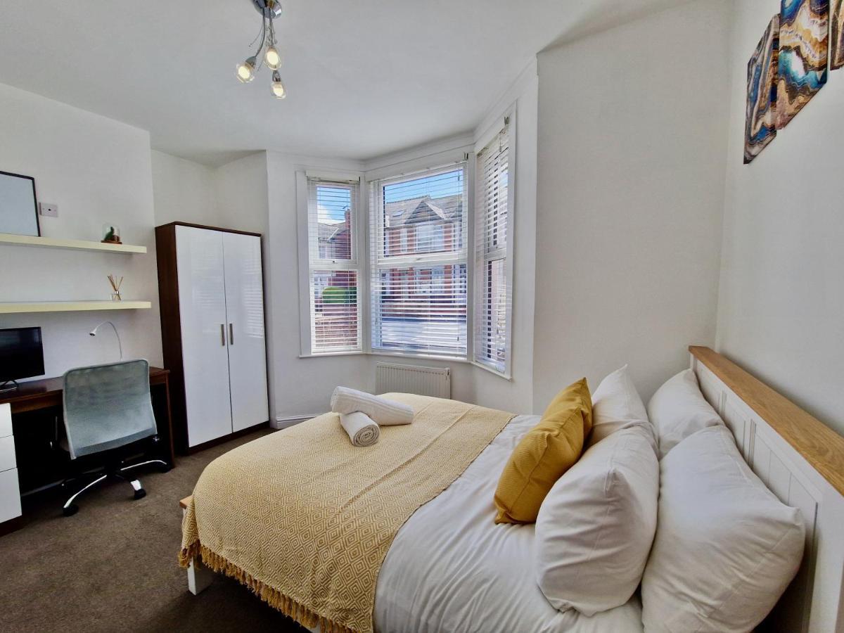 Incredible Private Rooms All With Private Bathrooms In A Fully Serviced House Next To City Centre With Free Parking Coventry Eksteriør billede