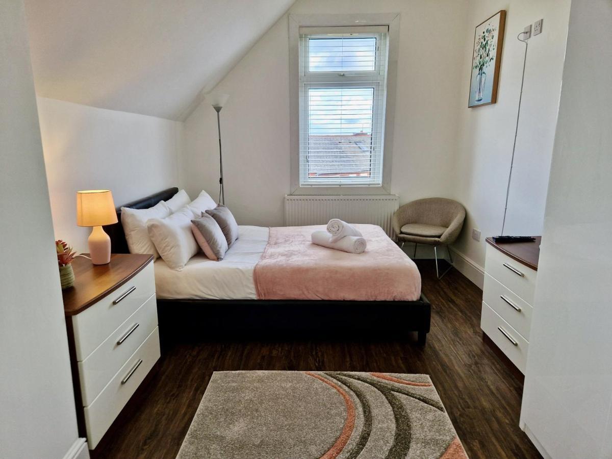 Incredible Private Rooms All With Private Bathrooms In A Fully Serviced House Next To City Centre With Free Parking Coventry Eksteriør billede