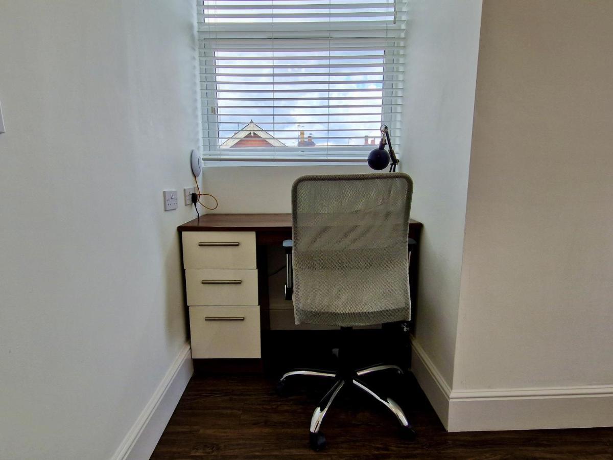 Incredible Private Rooms All With Private Bathrooms In A Fully Serviced House Next To City Centre With Free Parking Coventry Eksteriør billede