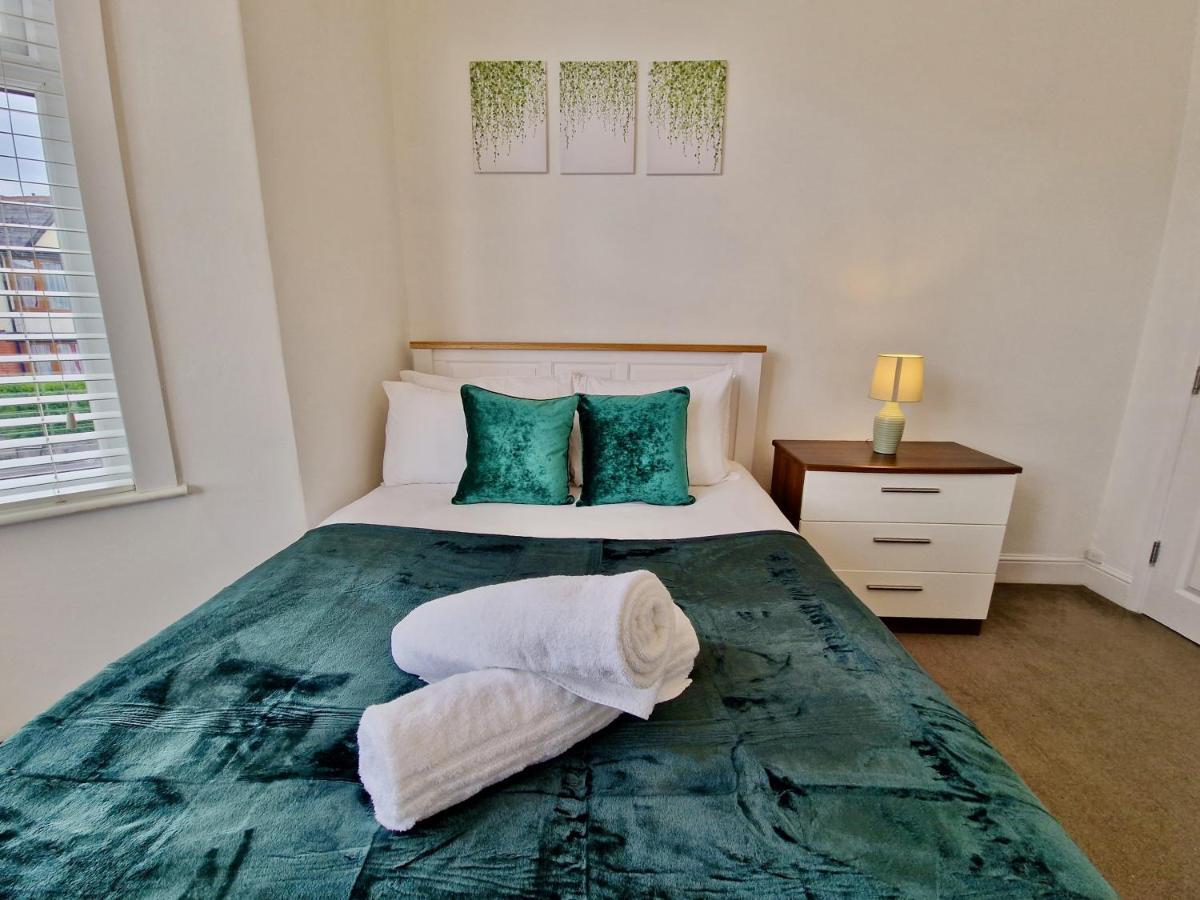 Incredible Private Rooms All With Private Bathrooms In A Fully Serviced House Next To City Centre With Free Parking Coventry Eksteriør billede