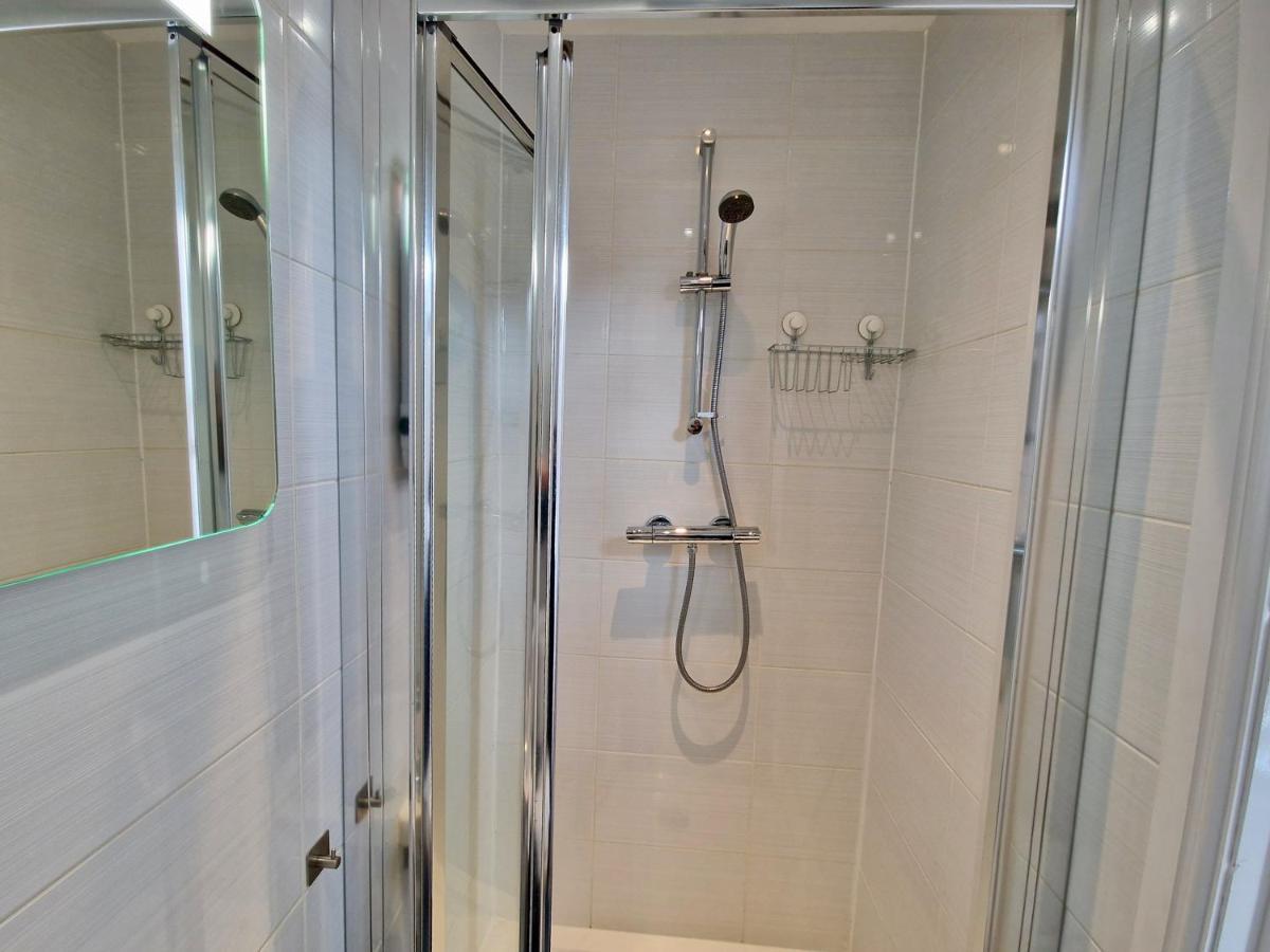 Incredible Private Rooms All With Private Bathrooms In A Fully Serviced House Next To City Centre With Free Parking Coventry Eksteriør billede