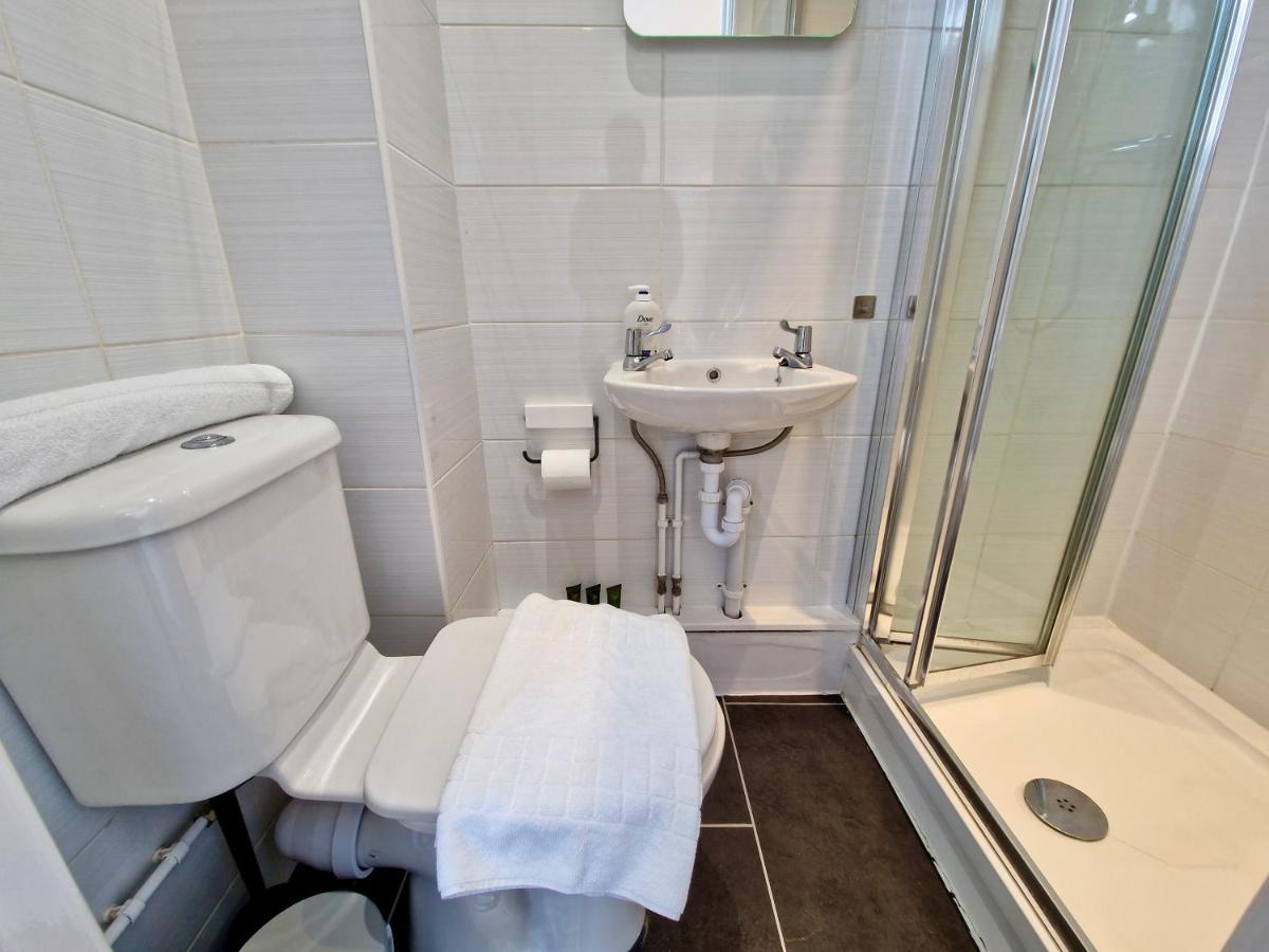 Incredible Private Rooms All With Private Bathrooms In A Fully Serviced House Next To City Centre With Free Parking Coventry Eksteriør billede