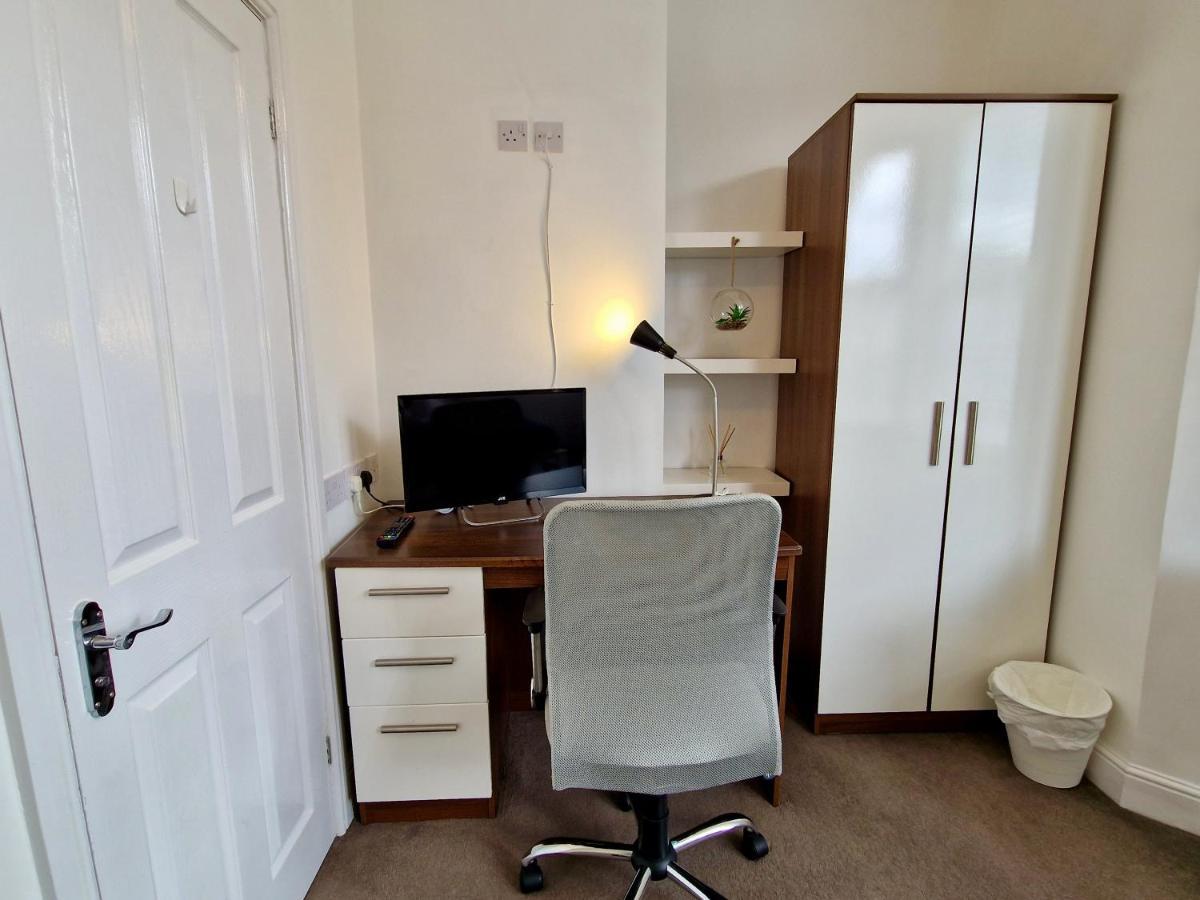 Incredible Private Rooms All With Private Bathrooms In A Fully Serviced House Next To City Centre With Free Parking Coventry Eksteriør billede
