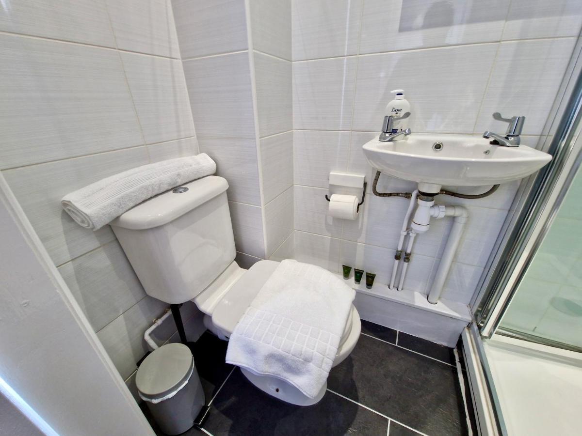 Incredible Private Rooms All With Private Bathrooms In A Fully Serviced House Next To City Centre With Free Parking Coventry Eksteriør billede