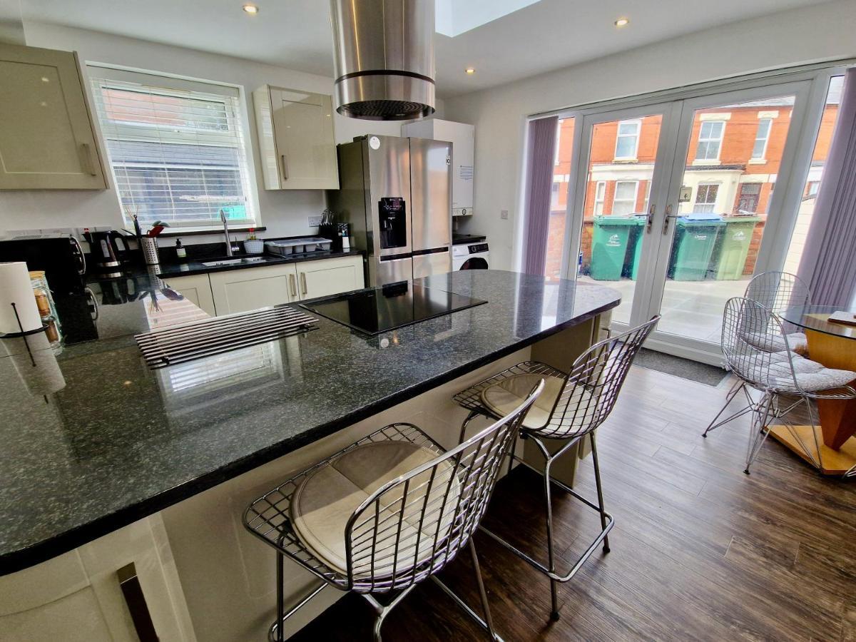 Incredible Private Rooms All With Private Bathrooms In A Fully Serviced House Next To City Centre With Free Parking Coventry Eksteriør billede