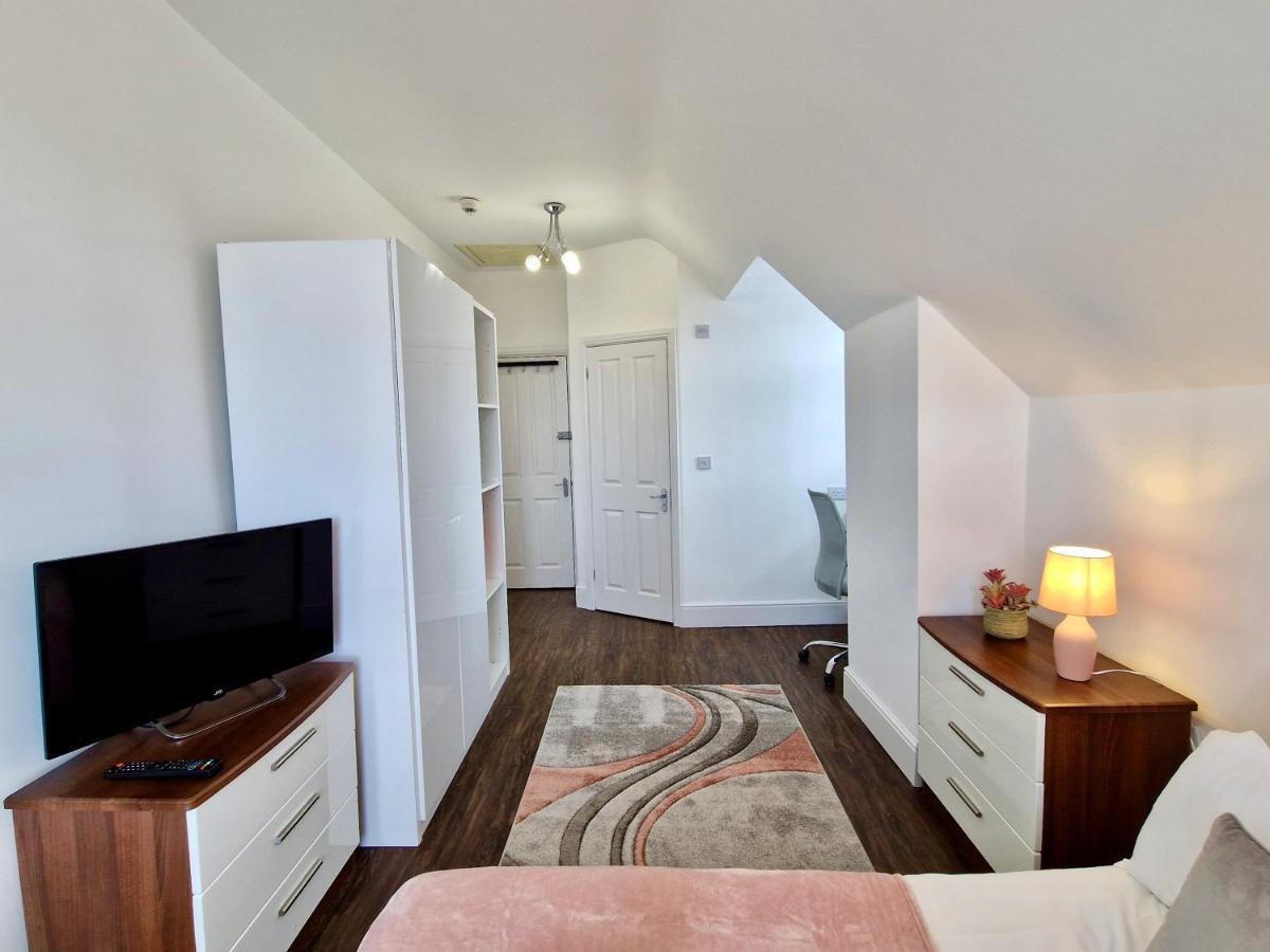Incredible Private Rooms All With Private Bathrooms In A Fully Serviced House Next To City Centre With Free Parking Coventry Eksteriør billede