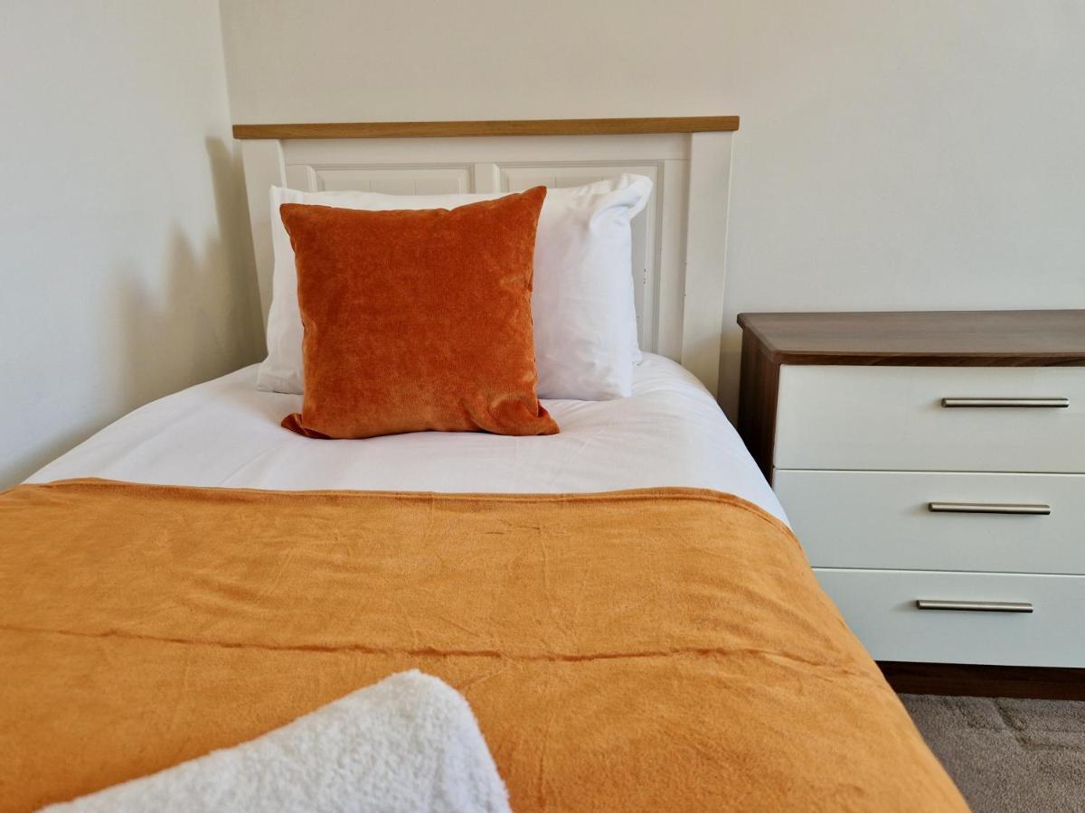 Incredible Private Rooms All With Private Bathrooms In A Fully Serviced House Next To City Centre With Free Parking Coventry Eksteriør billede