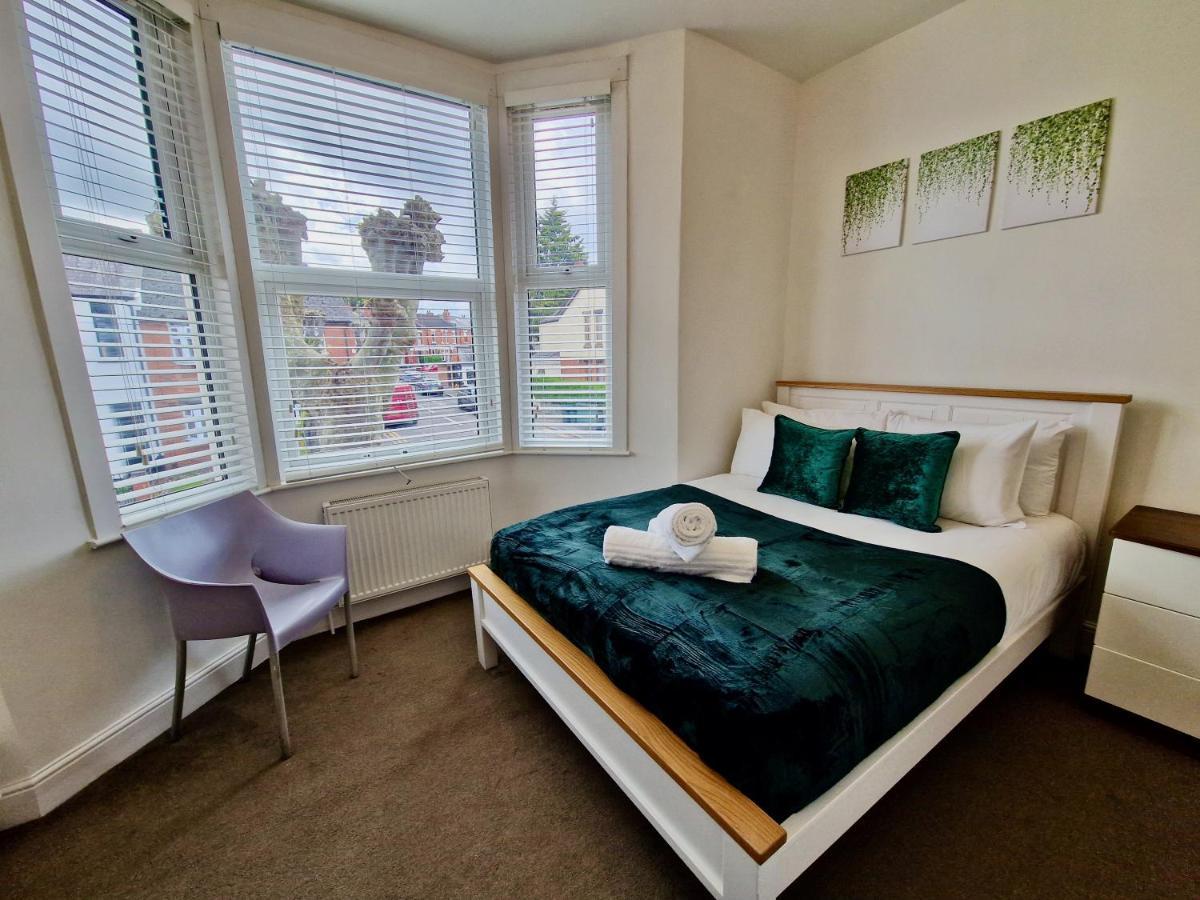 Incredible Private Rooms All With Private Bathrooms In A Fully Serviced House Next To City Centre With Free Parking Coventry Eksteriør billede