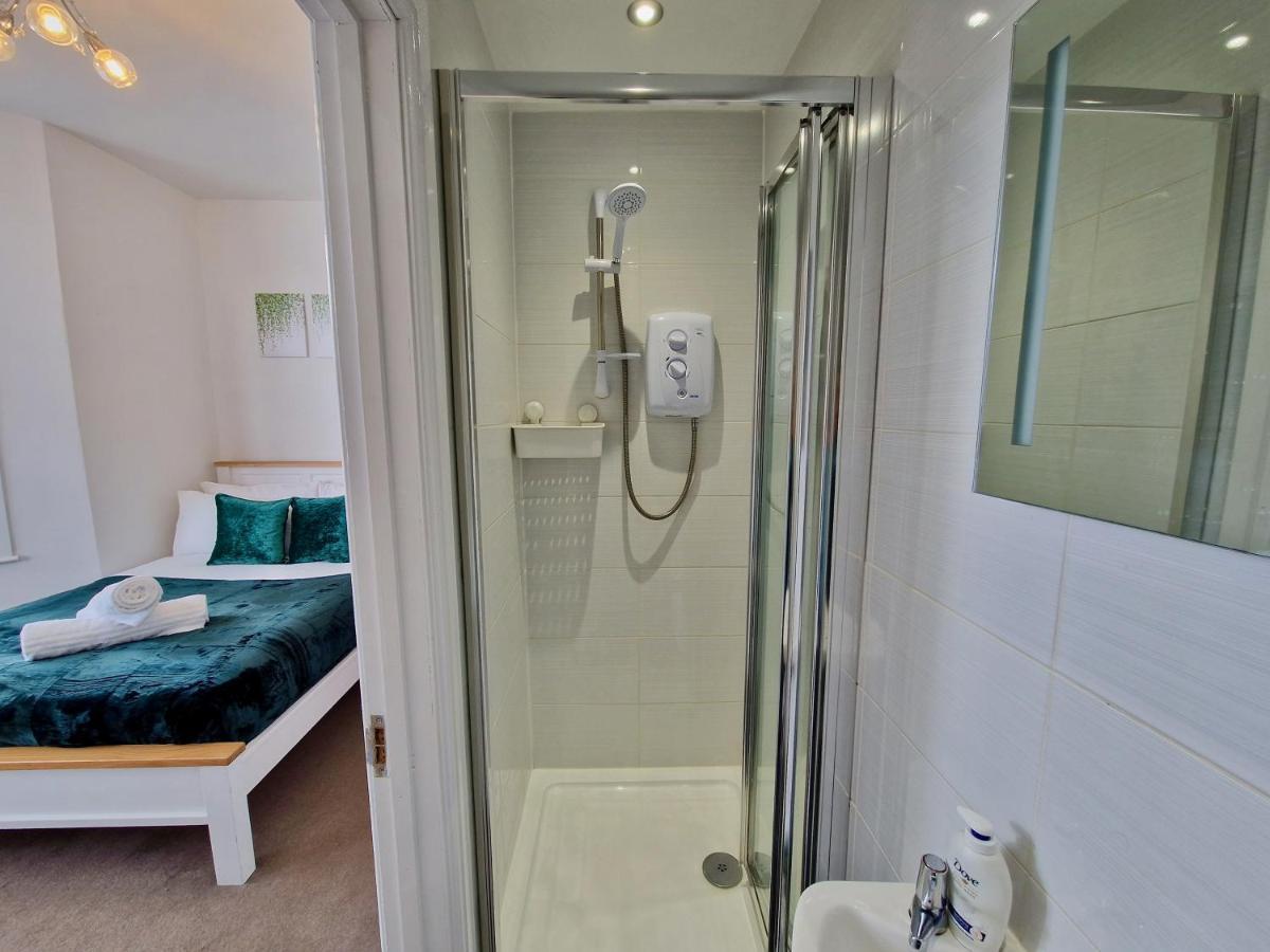Incredible Private Rooms All With Private Bathrooms In A Fully Serviced House Next To City Centre With Free Parking Coventry Eksteriør billede