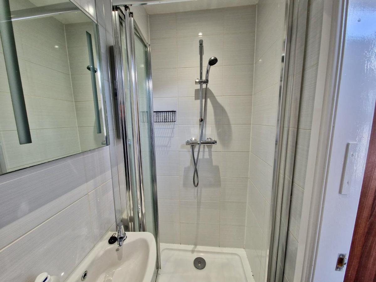 Incredible Private Rooms All With Private Bathrooms In A Fully Serviced House Next To City Centre With Free Parking Coventry Eksteriør billede