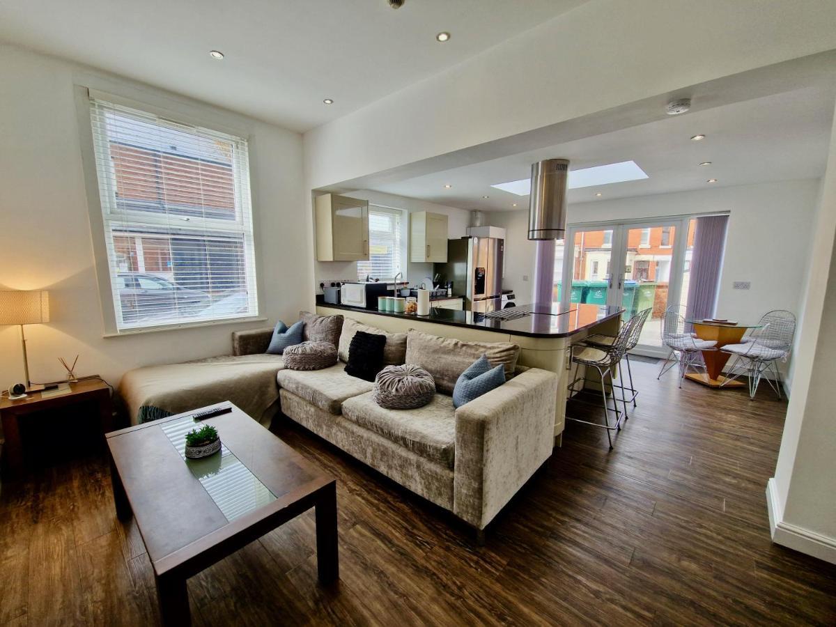 Incredible Private Rooms All With Private Bathrooms In A Fully Serviced House Next To City Centre With Free Parking Coventry Eksteriør billede