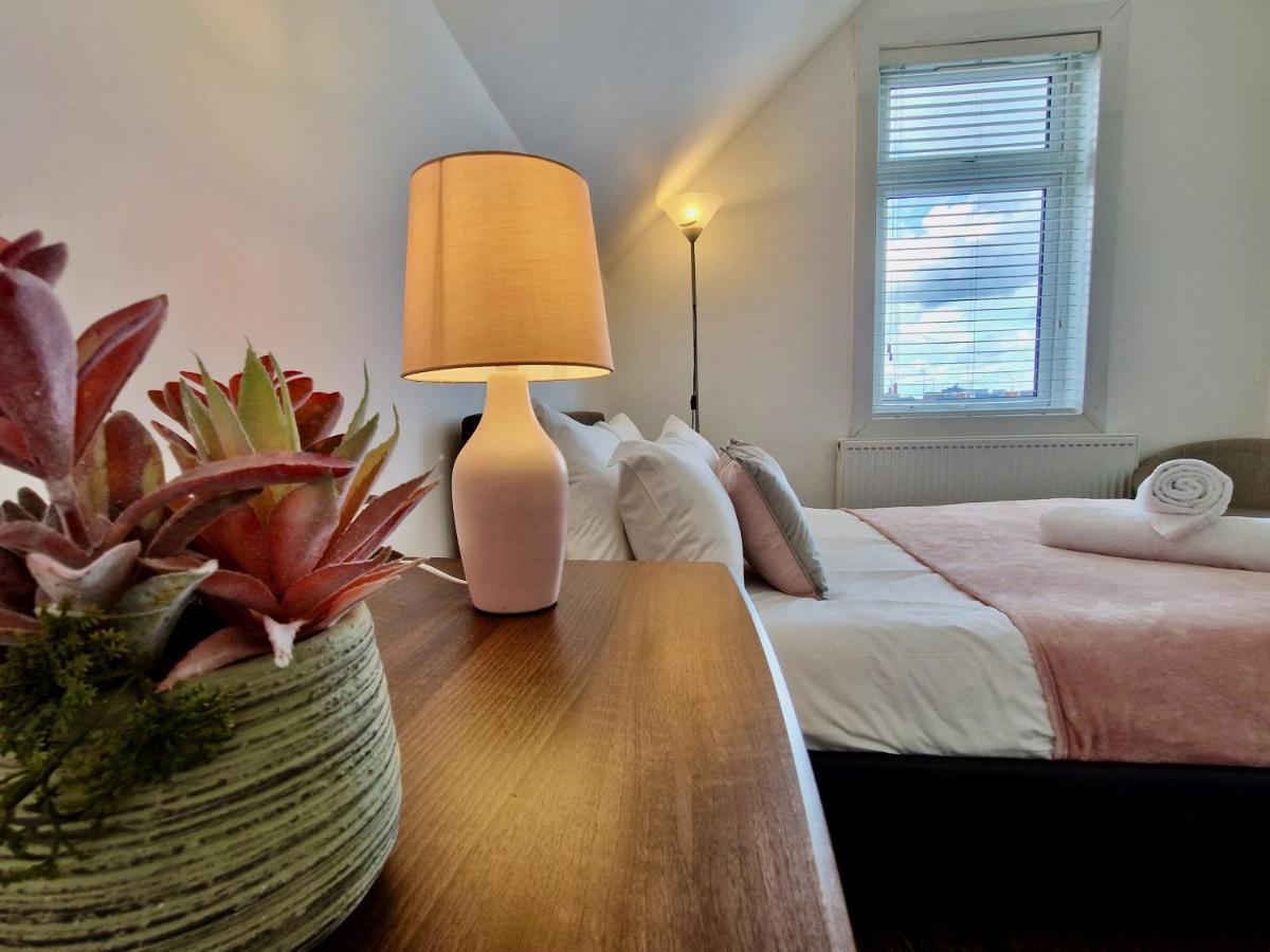 Incredible Private Rooms All With Private Bathrooms In A Fully Serviced House Next To City Centre With Free Parking Coventry Eksteriør billede