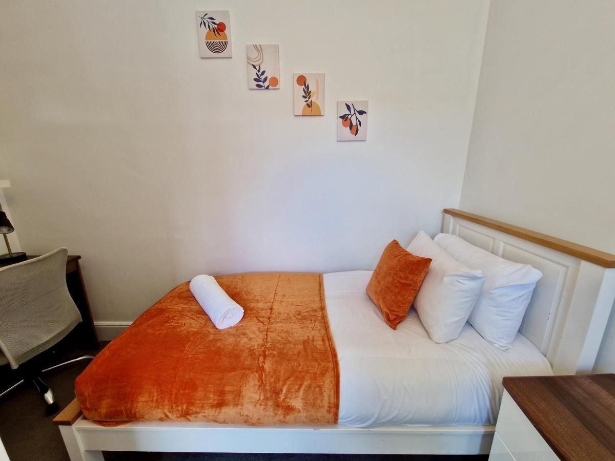 Incredible Private Rooms All With Private Bathrooms In A Fully Serviced House Next To City Centre With Free Parking Coventry Eksteriør billede