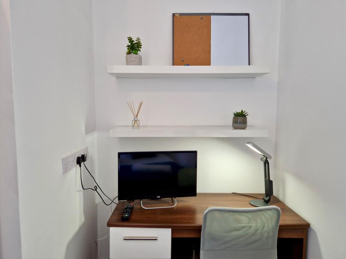 Incredible Private Rooms All With Private Bathrooms In A Fully Serviced House Next To City Centre With Free Parking Coventry Eksteriør billede