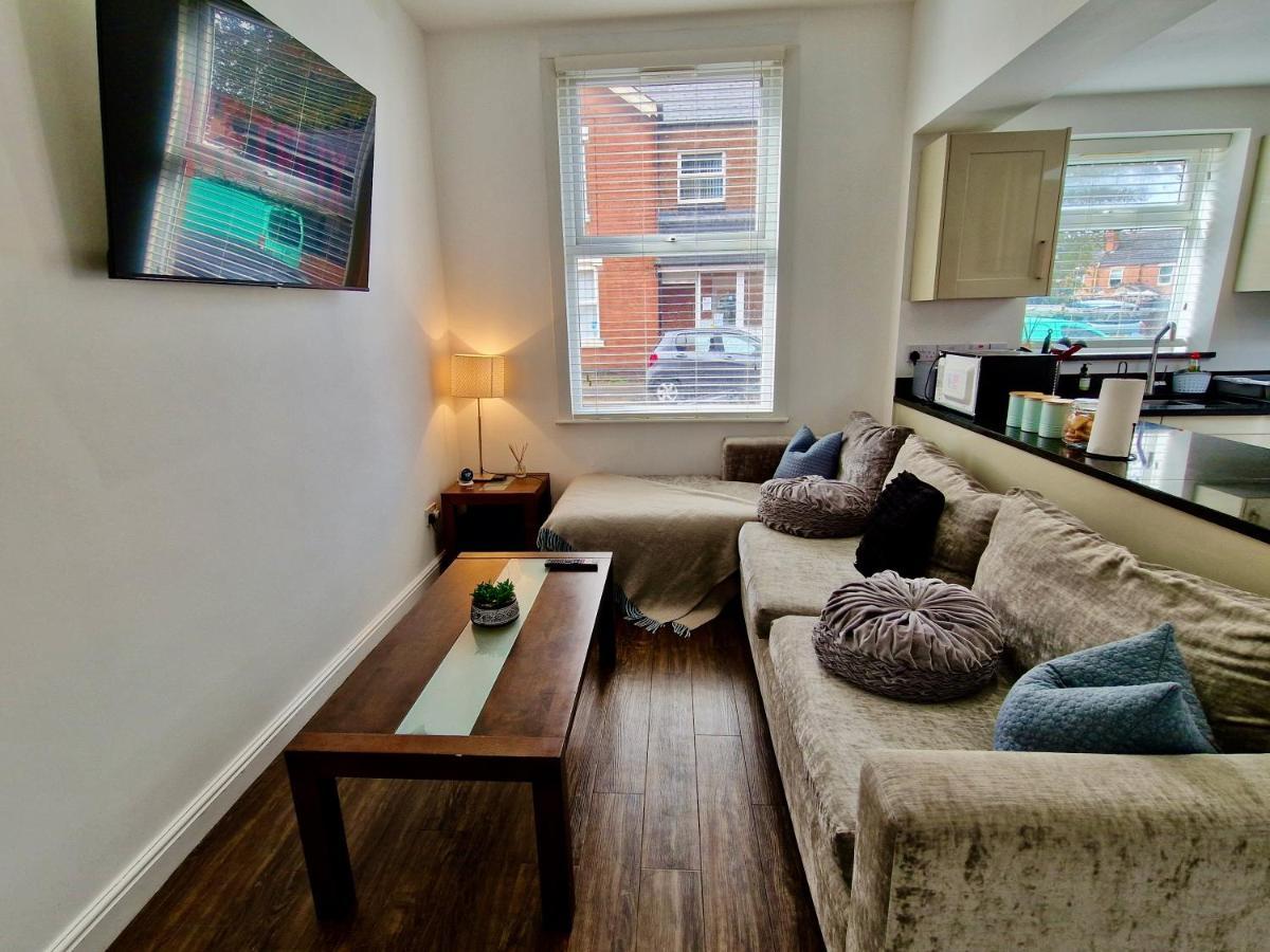 Incredible Private Rooms All With Private Bathrooms In A Fully Serviced House Next To City Centre With Free Parking Coventry Eksteriør billede