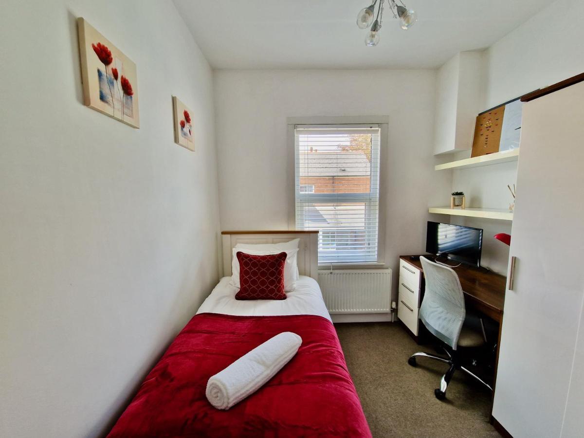 Incredible Private Rooms All With Private Bathrooms In A Fully Serviced House Next To City Centre With Free Parking Coventry Eksteriør billede