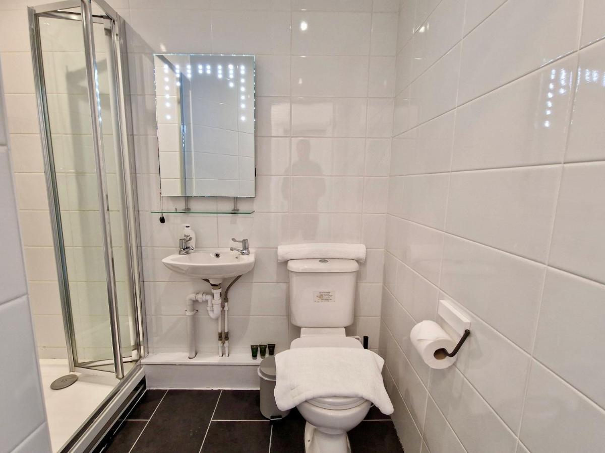 Incredible Private Rooms All With Private Bathrooms In A Fully Serviced House Next To City Centre With Free Parking Coventry Eksteriør billede